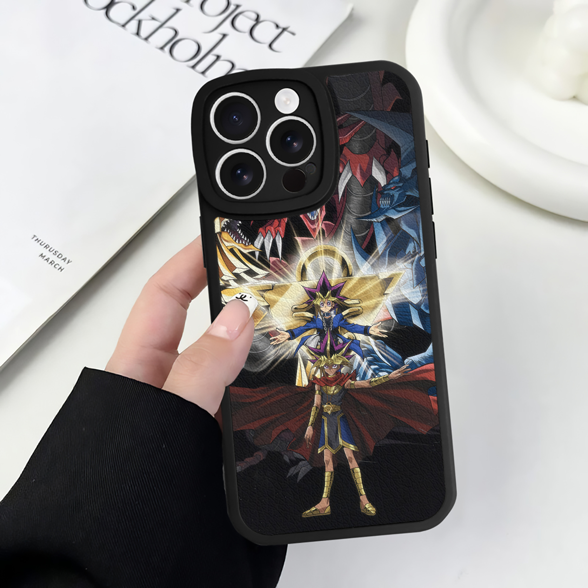 （画像用） 遊☆戯☆王 Yu-Gi-Oh! 【iPhone 16シリーズ対応】シリコンスマホケース（レザー調） 材質：シリコン